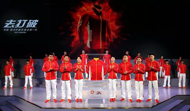 奧運(yùn)冠軍領(lǐng)獎龍服合影