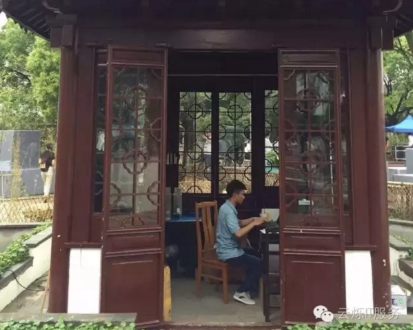 云爍工程師正在調(diào)試設(shè)備